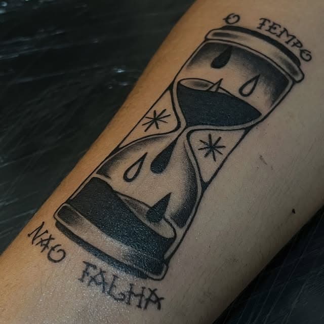 Ampulheta em blackwork com a frase O tempo não falha