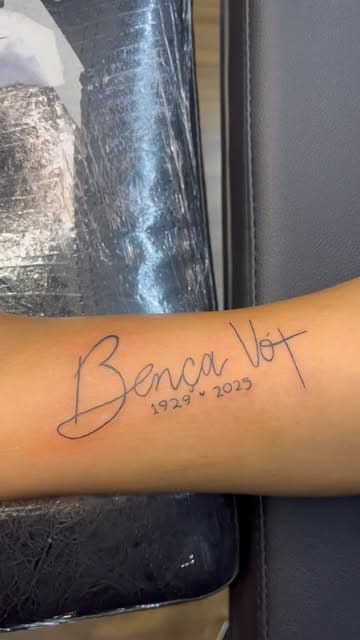 Lettering Bença Vó com as datas 1929 e 2025 no antebraço