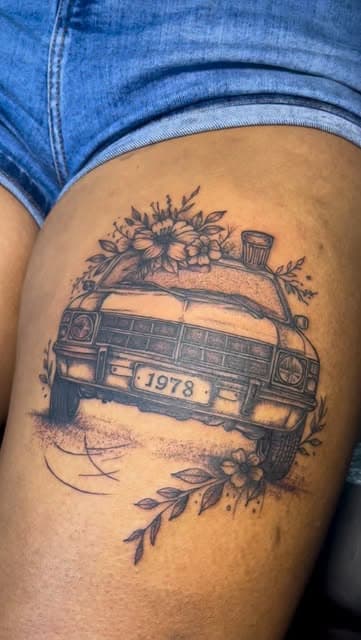 Carro com placa 1978 cercado de flores, na coxa