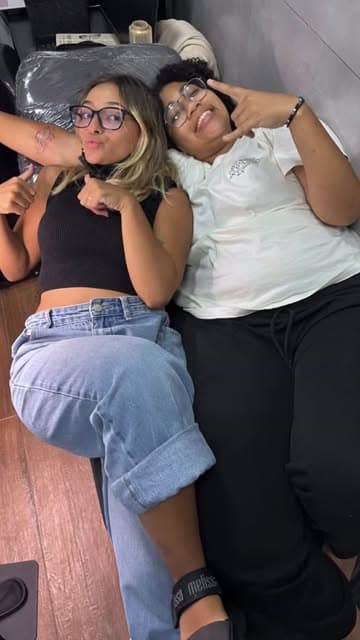 Isabelle e uma cliente no estúdio, sorrindo