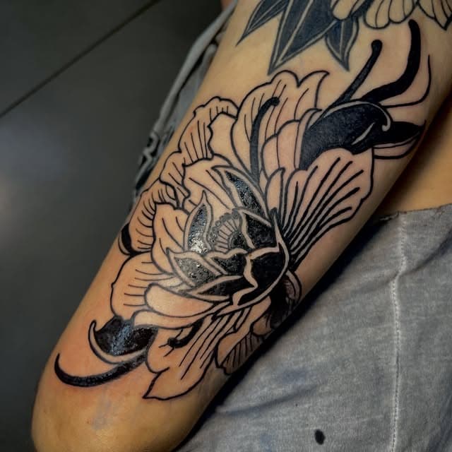 Peônia em blackwork no braço